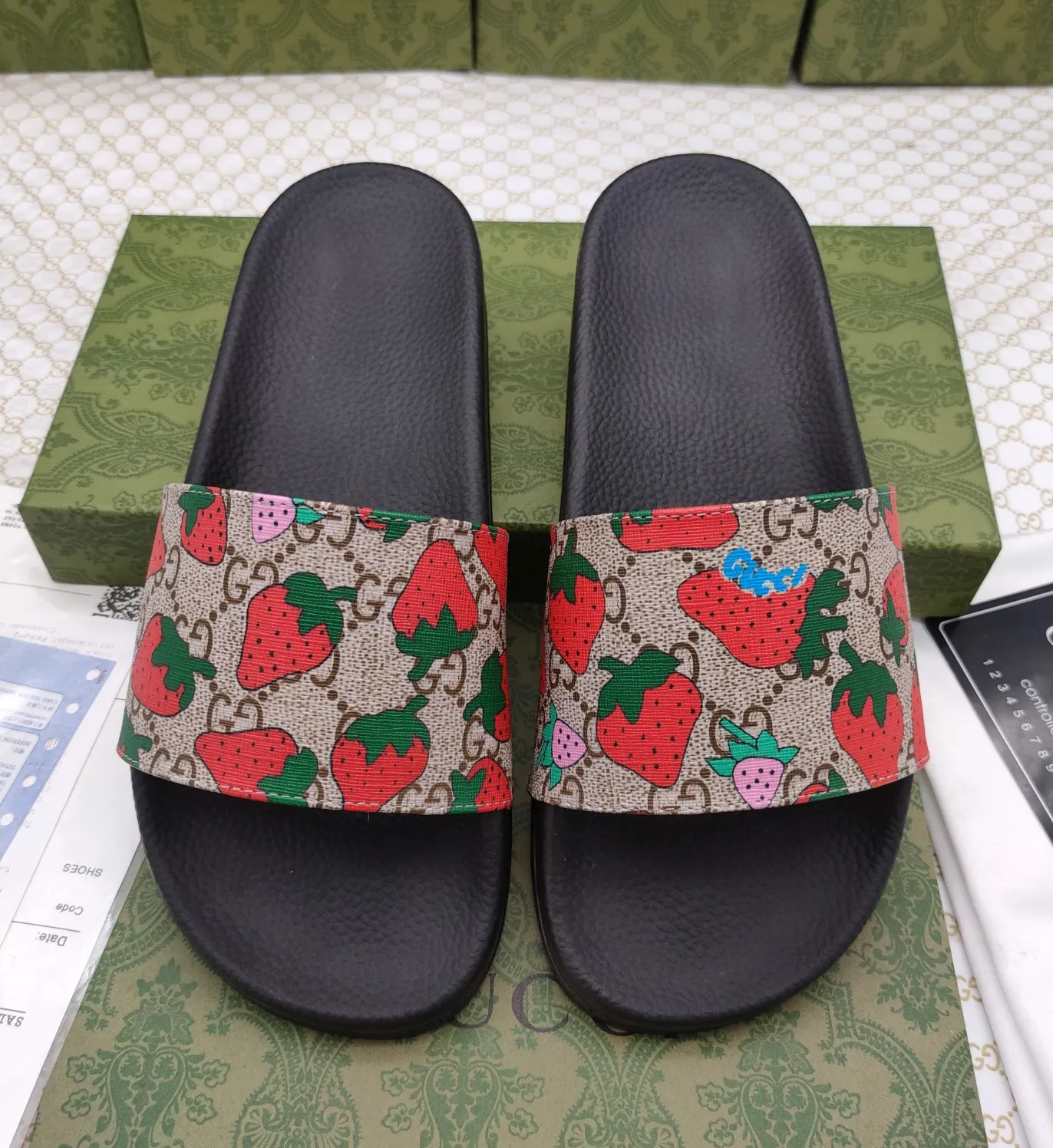 👟👟Ex-factory price 220👟👟 Couple model 🎗Gucci "Gucci" slippers, a much-anticipated one, so beautiful that it will melt your hearts❤,! It is simply a masterpiece of extraordinary craftsmanship. It is a must-have for everyone. It is made by open molding. The foot feels Q-elastic and super soft. The upper foot is super delicate. Size number (35~47), exclusive model, with many layouts, there is always one you like🎉🎉